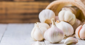 6 mẹo chữa bệnh trĩ bằng tỏi dễ làm, giảm sưng đau búi trĩ